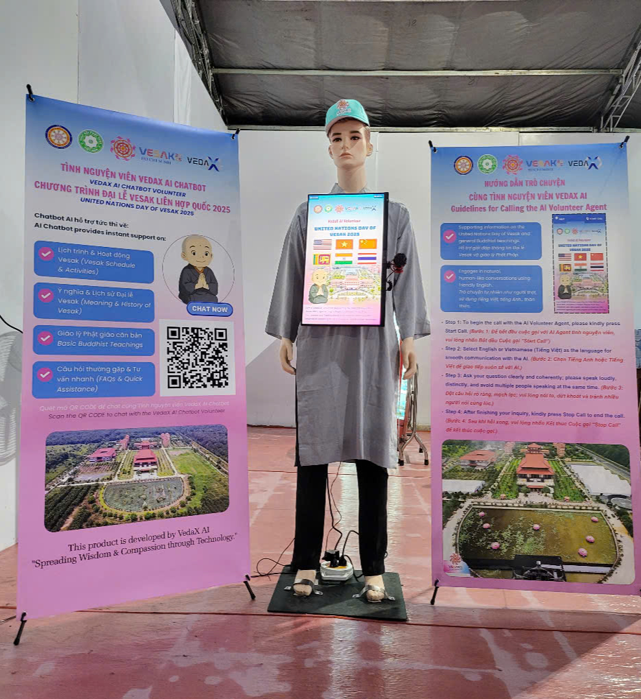 Robot lễ tân nói 6 thứ tiếng, chatbot AI hỗ trợ 99 ngôn ngữ tại Đại lễ Vesak 2025 2 Robot lễ tân nói 6 thứ tiếng, chatbot AI hỗ trợ 99 ngôn ngữ tại Đại lễ Vesak 2025 - Ảnh 2.