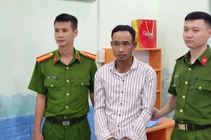 Cướp giật điện thoại của thiếu niên, hai người bị bắt giữ 1 Bắt người đàn ông dùng rựa chặn đường cướp điện thoại