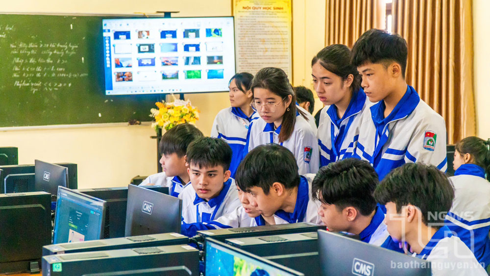 Học sinh Trường THPT Nguyễn Huệ ứng dụng trí tuệ nhân tạo thực hành xây dựng, thiết kế website.