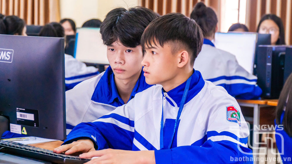 Học sinh Trường THPT Nguyễn Huệ ứng dụng trí tuệ nhân tạo thực hành xây dựng, thiết kế website.