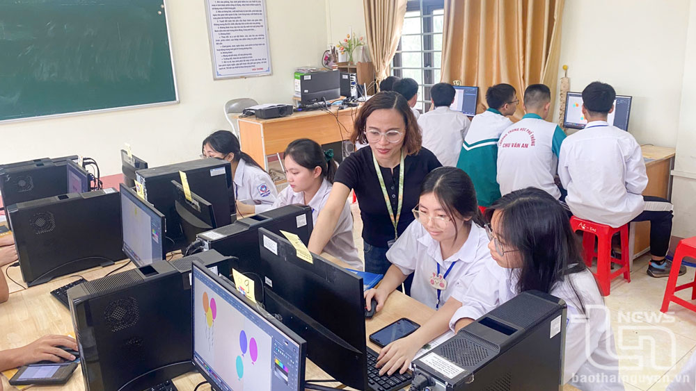 Cô và trò Trường THPT Chu Văn An trong giờ Tin học.