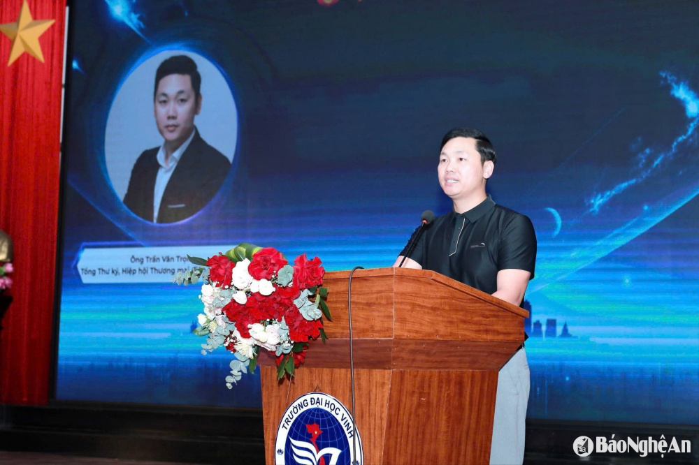 Ông Trần Văn Trọng - Tổng Thư ký Hiệp hội Thương mại điện tử Việt Nam trình bày tại hội nghị. 
