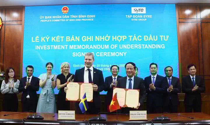 Bộ trưởng Thụy Điển thăm Việt Nam, thúc đẩy chuyển đổi xanh và AI 2 Sáng 25/4, UBND tỉnh Bình Định và Tập đoàn Syre (Thụy Điển) đã ký kết biên bản ghi nhớ hợp tác đầu tư dự án tổ hợp sản xuất, tái chế vải polyester.