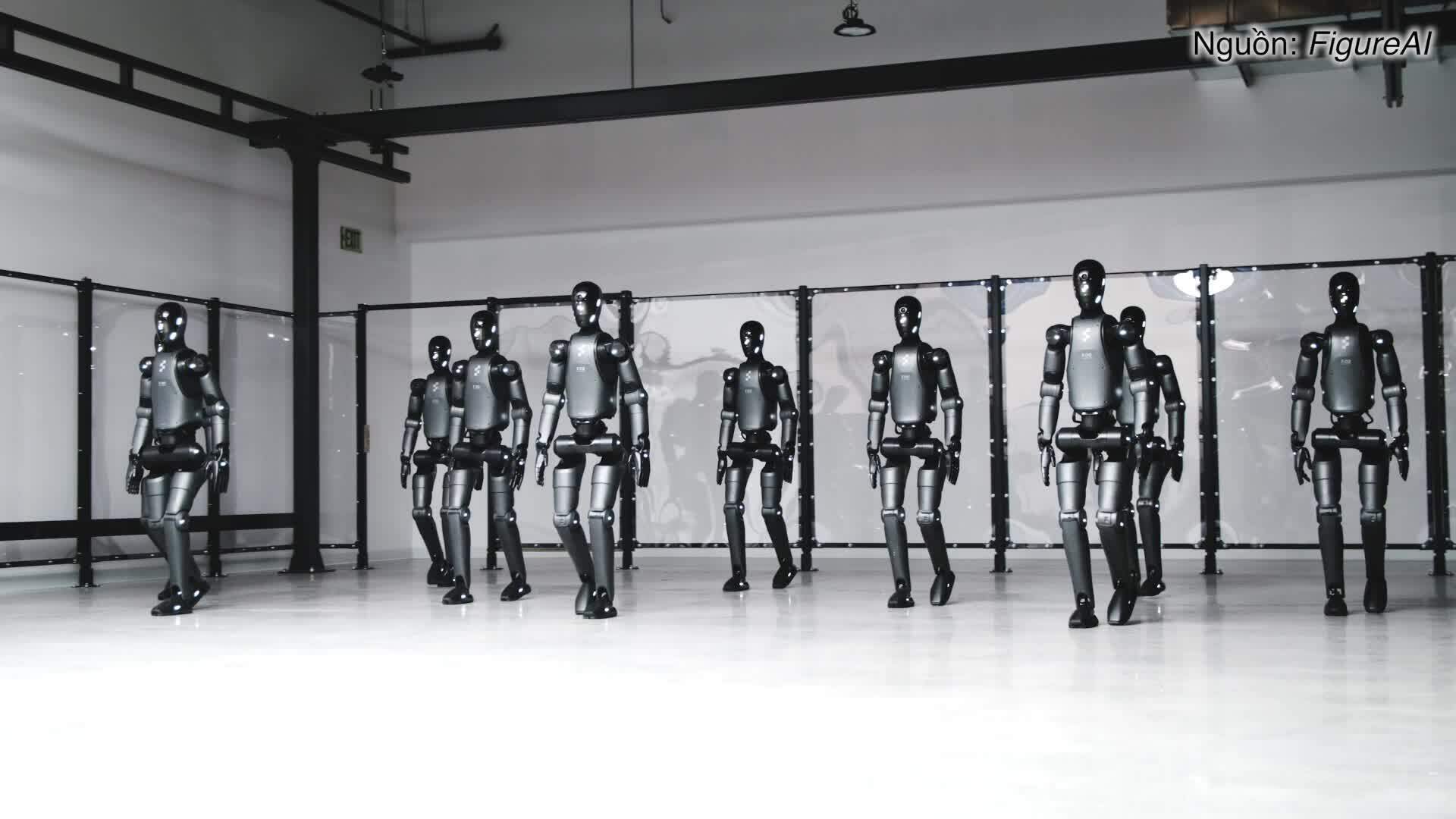 Bốn robot hình người bước đi tự nhiên