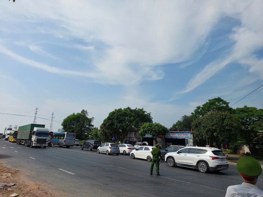 Lực lượng chức năng căng mình điều tiết giao thông.