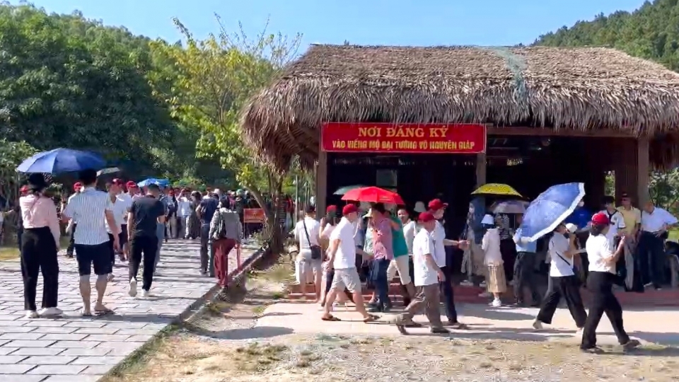 cac_doan_khach_tu_khap_moi_mien_ve_vung_chua-_dao_yen_vieng_dai_tuong_vo_nguyen_giap.jpg