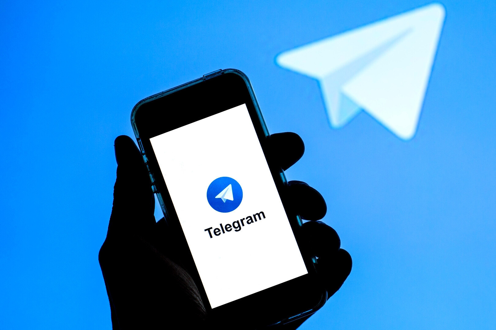 Không mưu cầu kiếm từ Facebook, nhưng tiền lại 'rơi' vào đầu 2 Chặn Telegram, giới trẻ tranh cãi, tìm phương án 'di tản số'