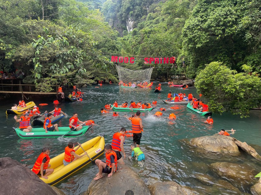 Trong 2 ngày 30/4-1/5, Trung tâm Du lịch Phong Nha - Kẻ Bàng đã đón 20.000 lượt khách đến tham quan và nghỉ dưỡng.