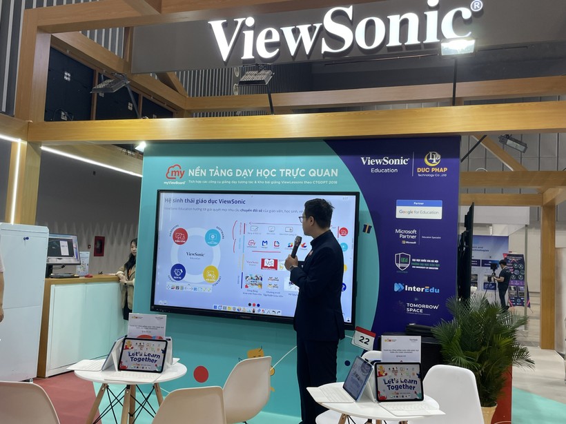 Đại diện ViewSonic giới thiệu nền tảng dạy học trực quan sinh động ứng dụng công nghệ tại sự kiện. Ảnh: Hà An. Dien dan thanh pho thong minh chau A (2).jpg