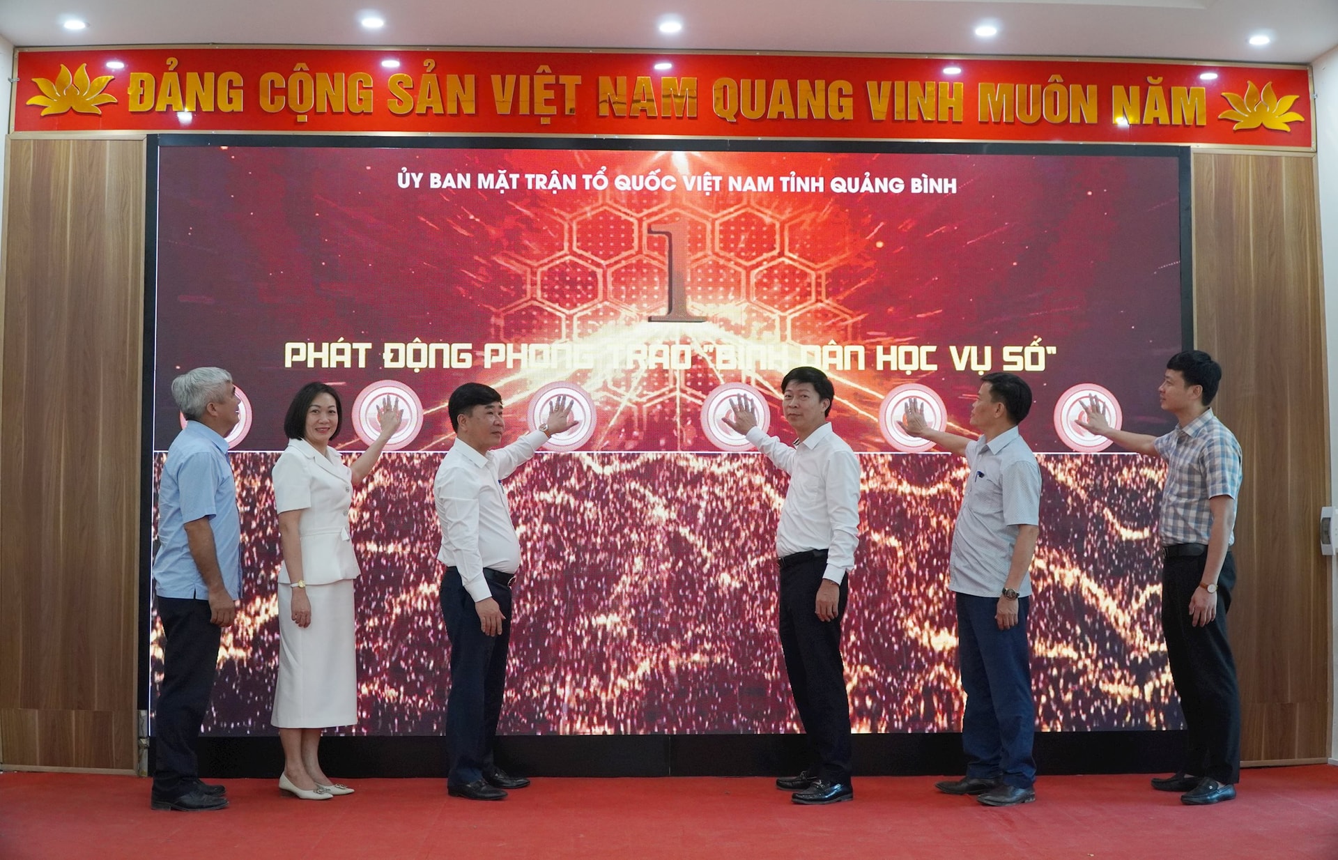 Mặt trận Quảng Bình phát động phong trào ‘Bình dân học vụ số’ 1 dsc02010.jpg