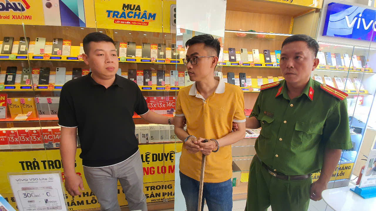 Tạm giữ quản lý cửa hàng Điện máy xanh trộm 18 điện thoại di động- Ảnh 1.