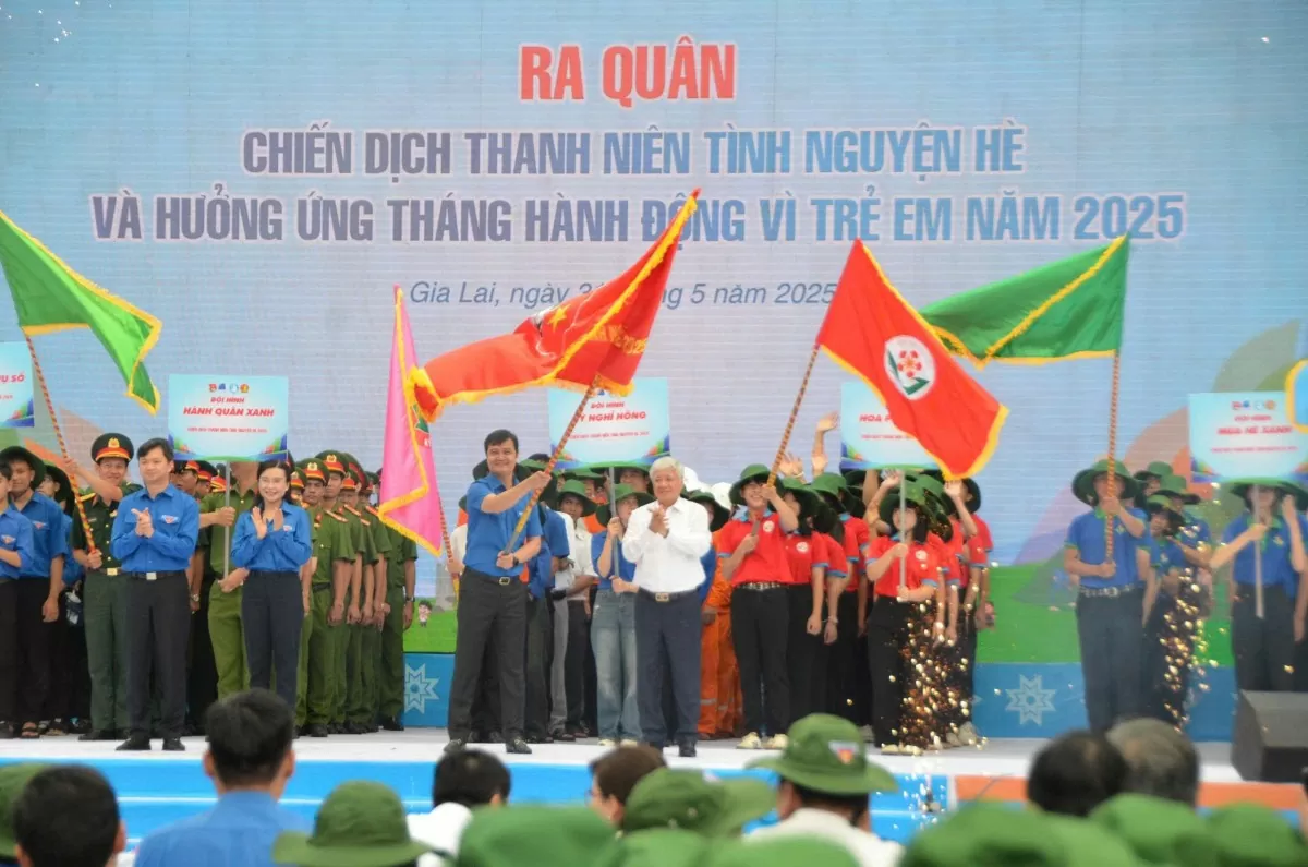 Đỗ Văn Chiến, Chủ tịch Ủy ban Trung ương Mặt trận Tổ quốc Việt Nam đã trao cờ hiệu Chiến dịch Thanh niên tình nguyện hè năm 2025 cho Ban Bí thư Trung ương Đoàn