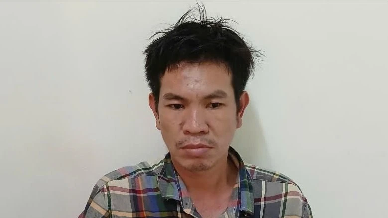 Nguyễn Thanh Tùng tại cơ quan công an sau khi cướp giật điện thoại ở Tây Ninh. Giật điện thoại (2).jpg