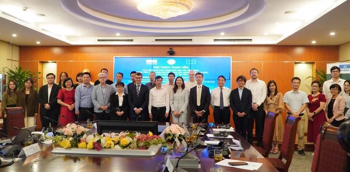 UNESCO hỗ trợ Việt Nam xây dựng khung đạo đức AI 2 Thứ trưởng Bùi Thế Duy chụp ảnh lưu niệm với các đại biểu tham dự Hội thảo.