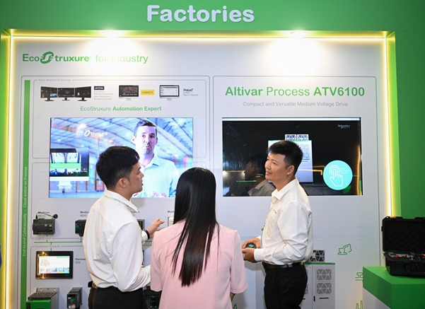 Đại diện Schneider Electric chia sẻ giải pháp tự động hoá công nghiệp tích hợp AI tại sự kiện Innovation Day 2025, Hải Phòng ngày 10/4. Ảnh: i