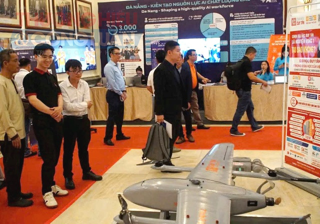 Đại biểu tham quan triển lãm bên lề hội thảo Đại biểu tham quan triển lãm bên lề hội thảo