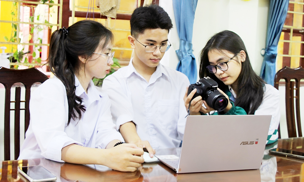 Học sinh Trường Trung học phổ thông Ngô Sĩ Liên (thành phố Bắc Giang) sử dụng các phần mềm trực tuyến tạo video clip tuyên truyền về hoạt động Đoàn trong trường học. Học sinh Trường Trung học phổ thông Ngô Sĩ Liên (thành phố Bắc Giang) sử dụng các phần mềm trực tuyến tạo video clip tuyên truyền về hoạt động Đoàn trong trường học.