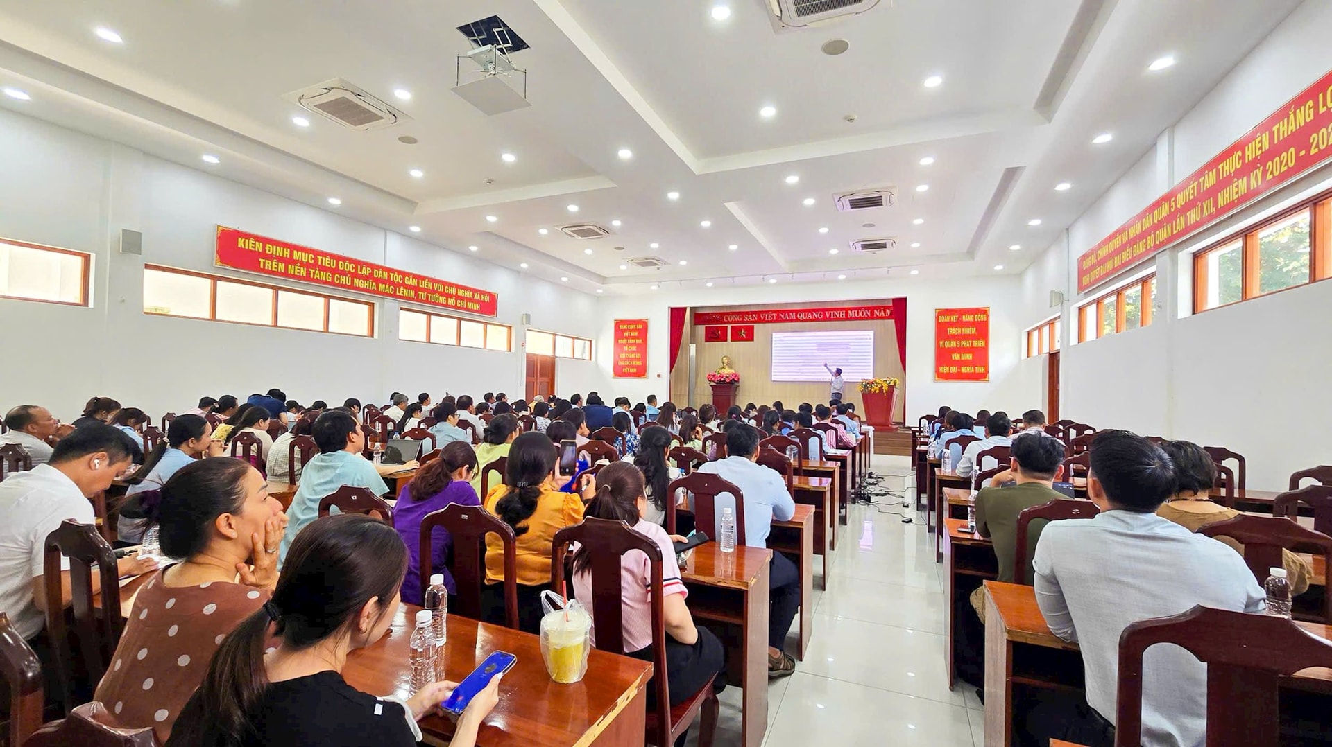Quận 5 tổ chức tập huấn ứng dụng AI trong công tác quản lý hành chính 4 hoi-nghi-tap-huan-quan-5-3.jpg