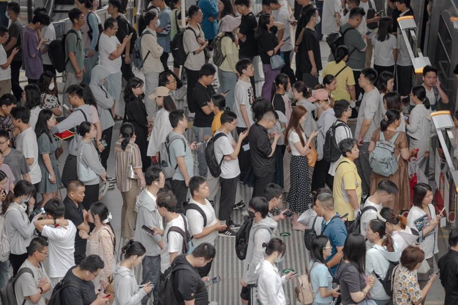 Người dân Trung Quốc tại một ga tàu điện ngầm ở Bắc Kinh. Ảnh: Bloomberg News