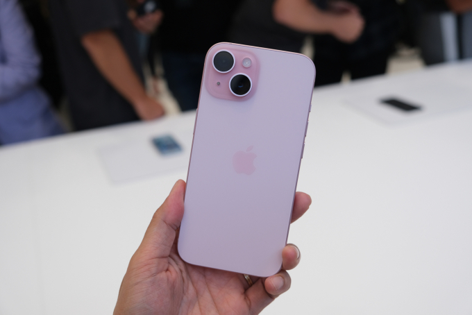 iPhone 16e liên tục giảm giá 2 iPhone 15 màu hồng với camera kép. Ảnh: Tuấn Hưng
