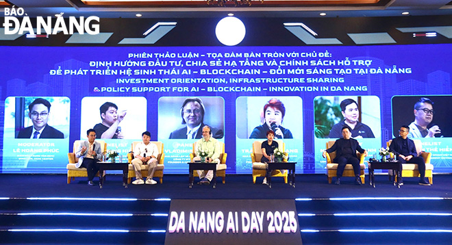 Quang cảnh tọa đàm “Định hướng đầu tư, chia sẻ hạ tầng và chính sách hỗ trợ để phát triển hệ sinh thái Trí tuệ nhân tạo - Blockchain - đổi mới sáng tạo tại Đà Nẵng” trong khuôn khổ hội thảo Trí tuệ nhân tạo - Động lực mới phát triển Đà Nẵng do UBND thành phố tổ chức ngày 9-5. Ảnh: M.QUẾ	
