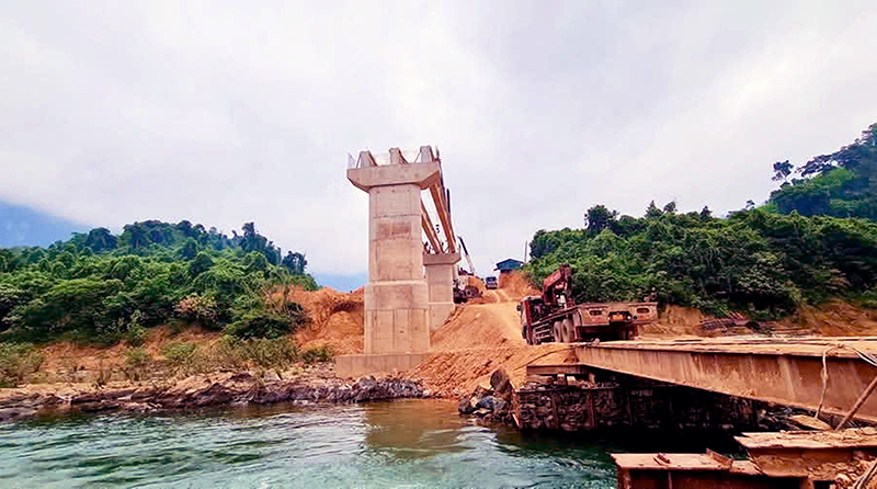 Công trình xây dựng cầu và đường hai đầu cầu Trường Sơn thuộc tuyến đường Trường Xuân-Trường Sơn đang đẩy nhanh tiến độ thực hiện.