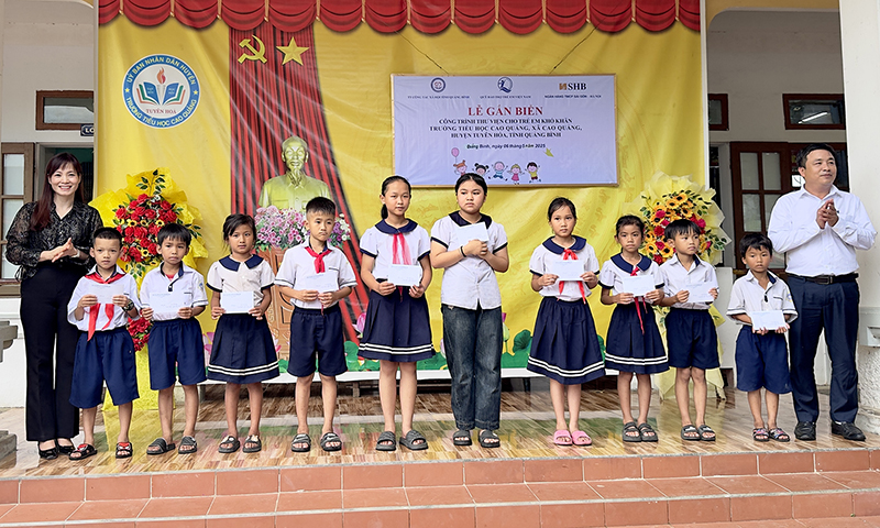 Tặng nhiều phần quà cho các học sinh hoàn cảnh khó khăn vươn lên trong học tập.