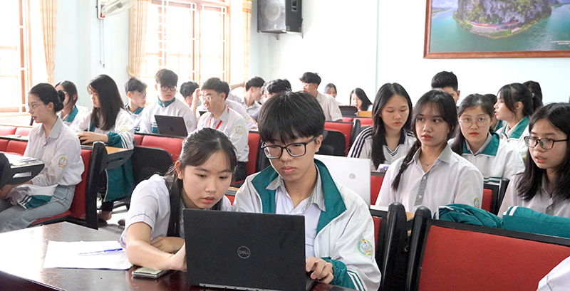 Học sinh Trường chuyên Võ Nguyên Giáp ứng dụng công nghệ trong học tập.