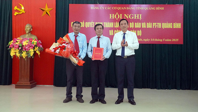 Đồng chí Phạm Tiến Nam, Tỉnh ủy viên, Phó Bí thư Đảng ủy các cơ quan Đảng tỉnh chúc mừng đồng chí Đinh Tùng Lâm được chỉ định giữ chức Bí thư Đảng ủy và đồng chí Đoàn Xuân Thắng, được chỉ định giữ chức Phó Bí thư Đảng ủy Báo và Đài PT-TH Quảng Bình nhiệm kỳ 2020-2025