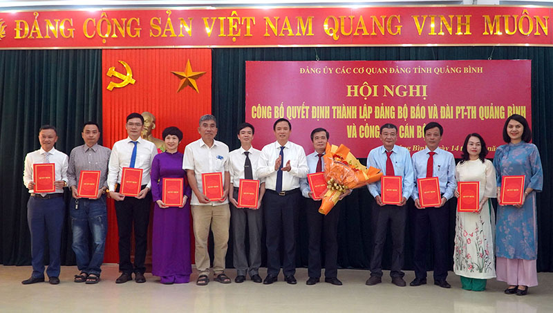 Đồng chí Phạm Tiến Nam, Tỉnh ủy viên, Phó Bí thư Đảng ủy các cơ quan Đảng tỉnh trao quyết định cho các đồng chí được chỉ định tham gia Ban Chấp hành, Ban Thường vụ Đảng ủy Báo và Đài PT-TH Quảng Bình nhiệm kỳ 2020-2025