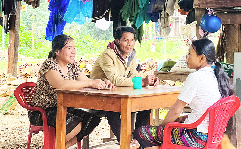 Chị Hồ Thị Quế, Trưởng bản Chân Trôộng (xã Trường Sơn, Quảng Ninh) trao đổi với bà con dân bản.