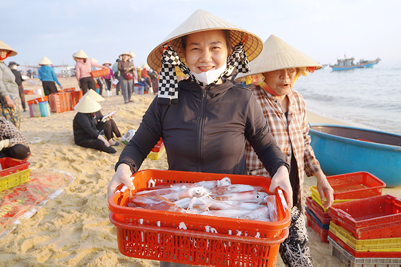 Nhiều loài hải sản có giá trị được thương lái thu mua ngay khi vừa cập bến.