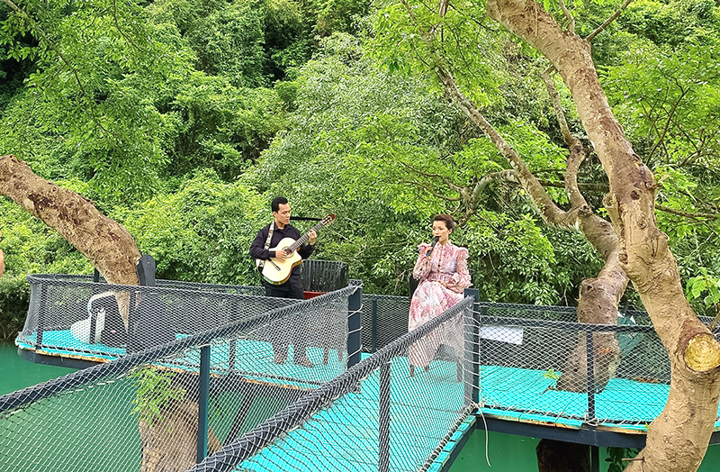 Du khách trải nghiệm các sản phẩm  ở Khu nghỉ dưỡng Blue Diamond Retreat.