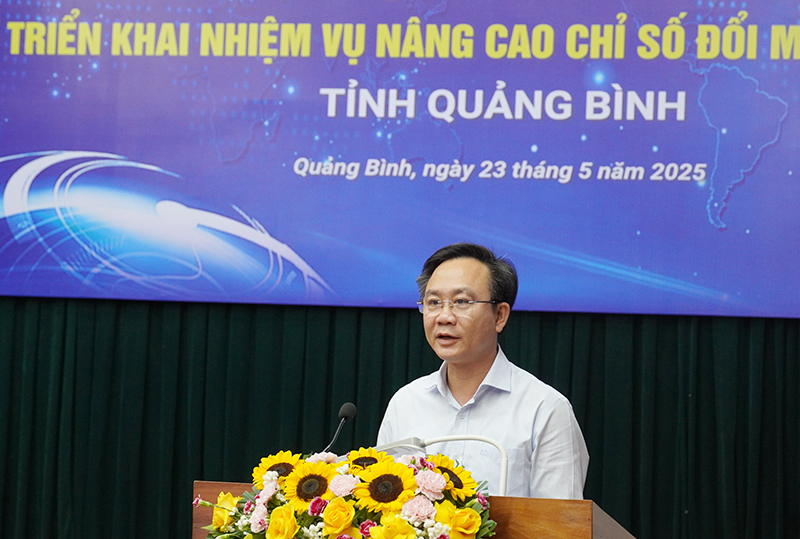 Đồng chí Phó Chủ tịch UBND tỉnh Hoàng Xuân Tân phát biểu tại hội nghị. 