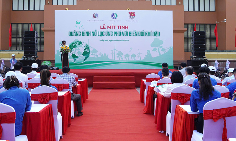 Quang cảnh lễ mít tinh.