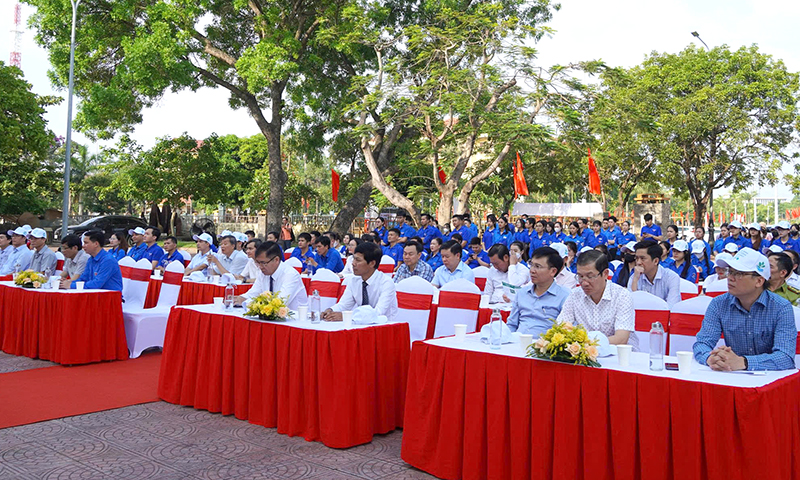 Các đại biểu tham dự lễ.