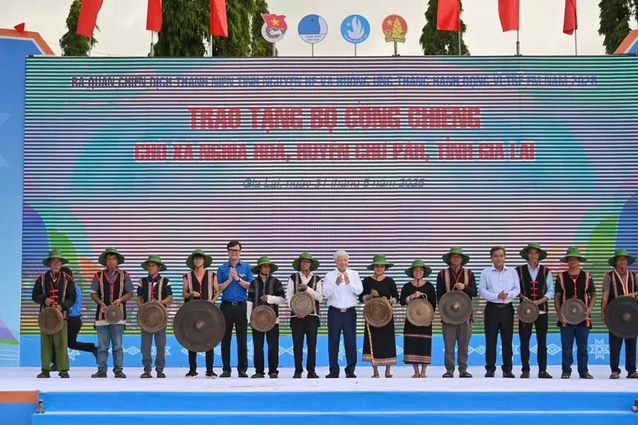 ãnh đạo Ủy ban Trung ương MTTQ Việt Nam, Tỉnh ủy Gia Lai, Trung ương Đoàn TNCS Hồ Chí Minh tặng 1 bộ cồng chiêng cho xã Nghĩa Hòa (huyện Chư Păh)