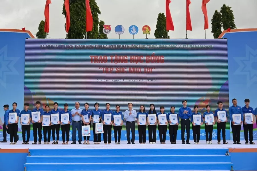 lãnh đạo Ban Tuyên giáo và Dân vận Trung ương, Tỉnh ủy-UBND tỉnh tặng học bổng “Tiếp sức mùa thi” cho các học sinh khó khăn