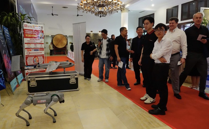 Hàng trăm chuyên gia, doanh nghiệp trong lĩnh vực khoa học công nghệ, trí tuệ nhận tạo tham gia Hội thảo.