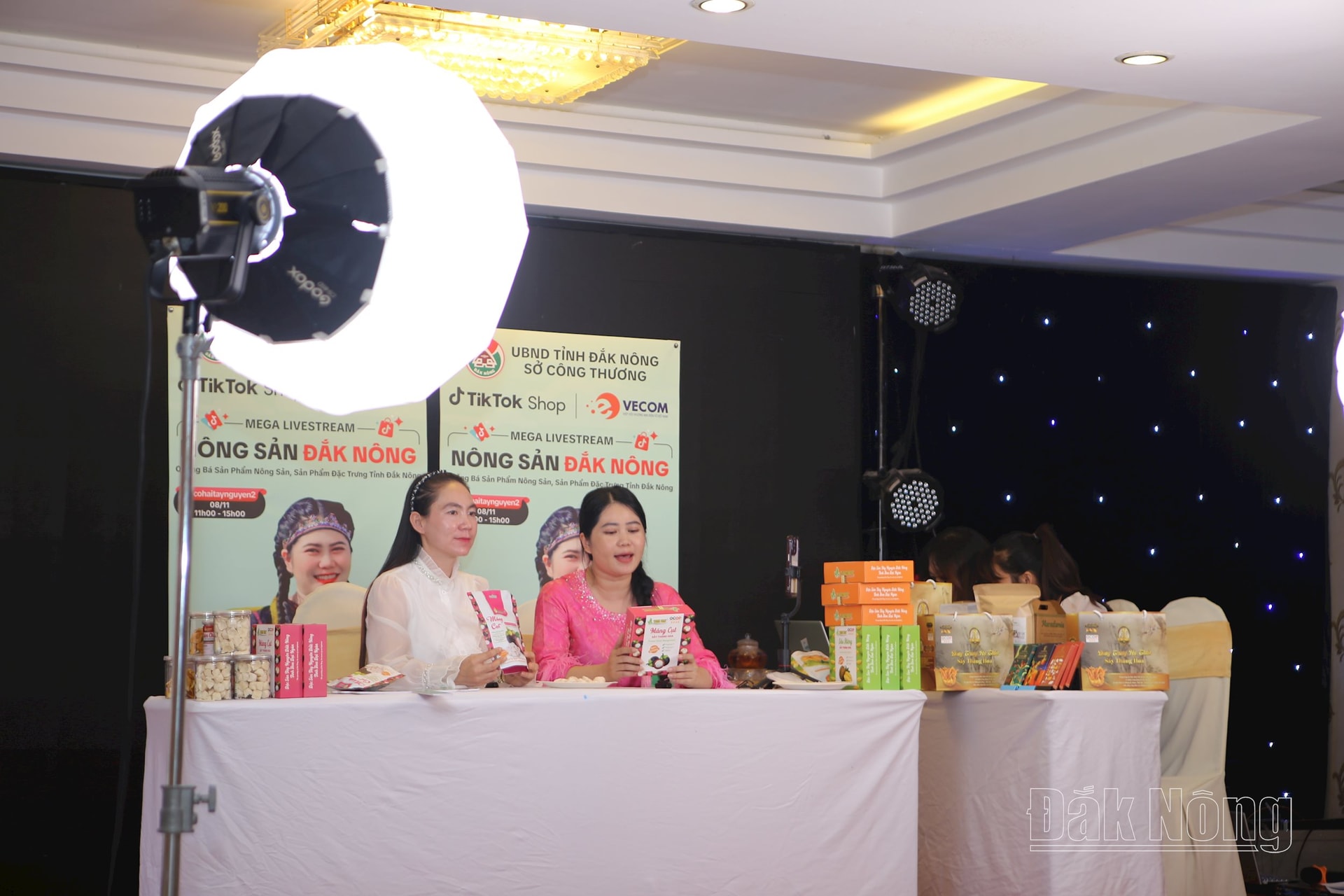 Doanh nghiệp tư nhân chuyển đổi số để vươn mình 6 Sản phẩm OCOP 4 sao của Đắk Nông đang tham gia rộng rãi trên các sàn thương mại điện tử. Tất cả đều được kiểm soát và chứng nhận đầy đủ về an toàn vệ sinh thực phẩm