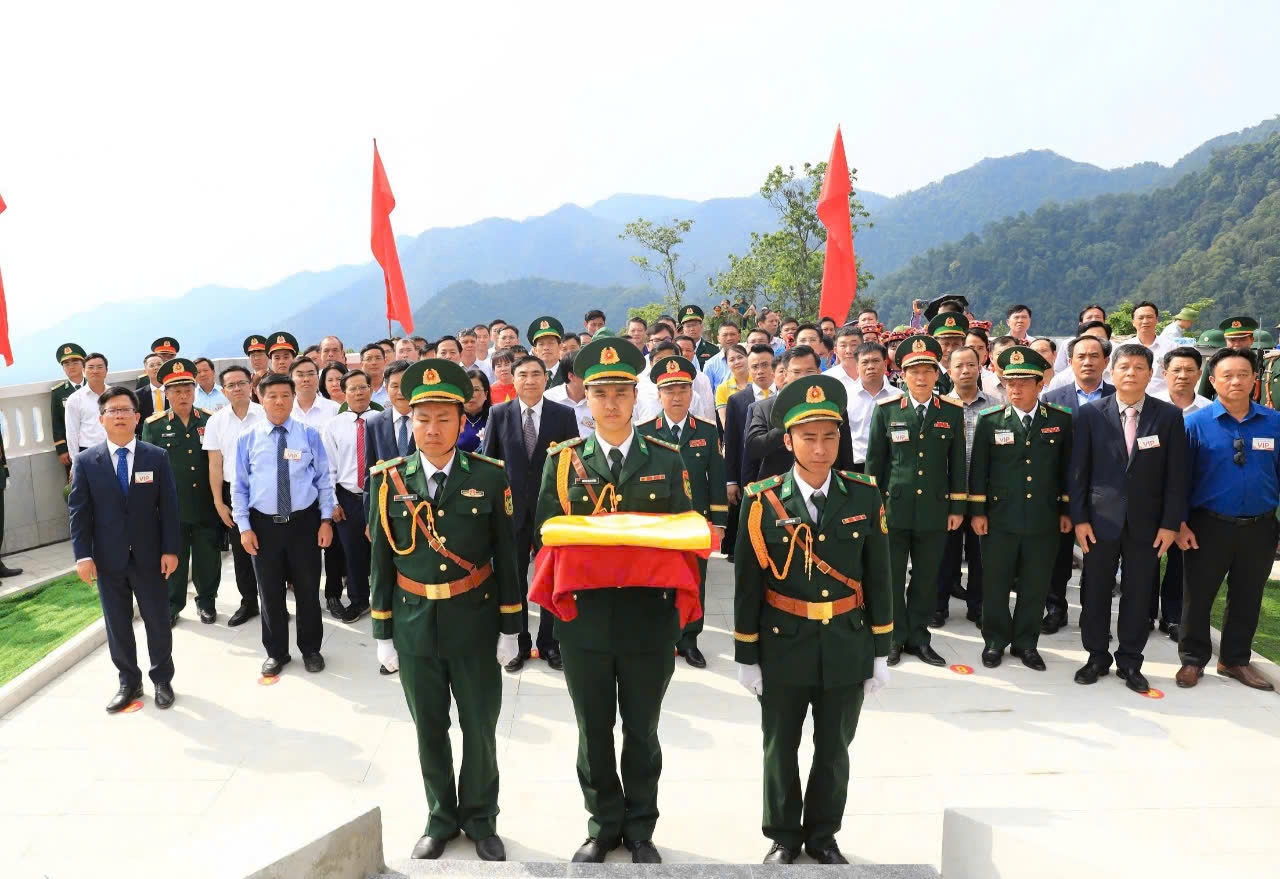 Tự hào, thiêng liêng Lễ thượng cờ A Pa Chải