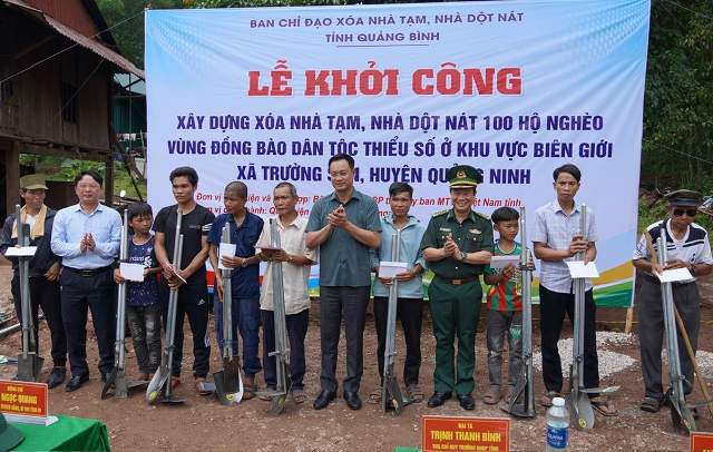 Khởi công xóa nhà tạm, nhà dột nát cho 100 hộ đồng bào dân tộc thiểu số tại xã Trường Sơn. Khởi công xóa nhà tạm, nhà dột nát cho 100 hộ đồng bào dân tộc thiểu số tại xã Trường Sơn.