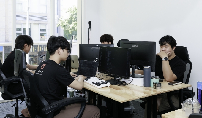 'Đà Nẵng là nơi lý tưởng tổ chức sự kiện về blockchain và AI' 2 Các lập trình viên Orochi Network đang làm việc. Ảnh: Orochi Network