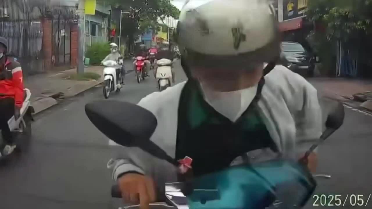 Mải dùng điện thoại người đi xe máy đâm vào đuôi ôtô 