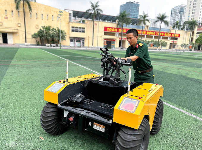 Nhóm giảng viên ứng dụng AI sáng chế robot chiến trường 3 TS Chung kiểm tra hệ vũ khí trên robot chiến đấu. Ảnh: Dương Tâm