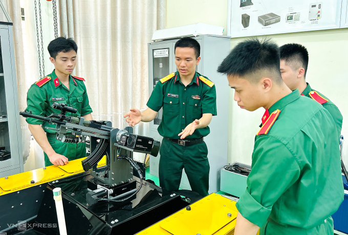 Nhóm giảng viên ứng dụng AI sáng chế robot chiến trường 1 TS Lê Bá Chung giới thiệu robot chiến đấu cho học viên Học viện Kỹ thuật quân sự. Ảnh: Dương Tâm