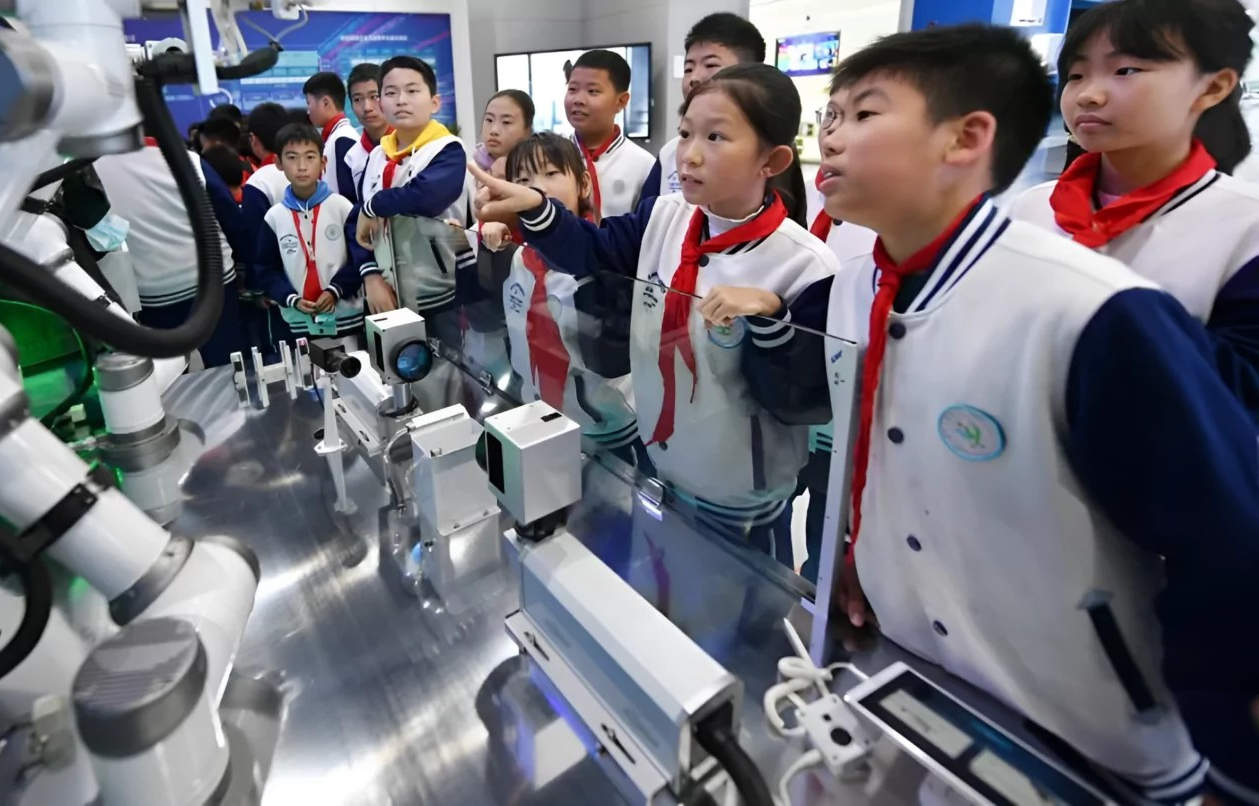 Khai giảng khóa học đạo đức AI đầu tiên tại Việt Nam 3 my trung quoc chuyen huong cuoc dua ai de gianh loi the chien luoc 43105
