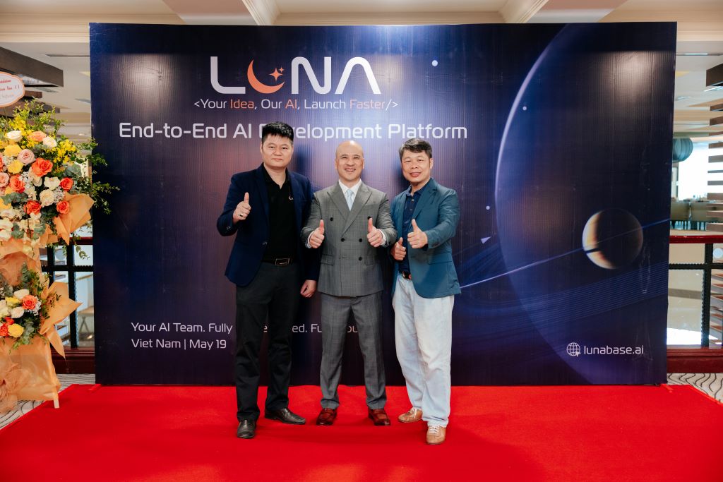 nghe_nhin_ra_mat_luna_ai_ha_noi_a1.jpg (102 KB)