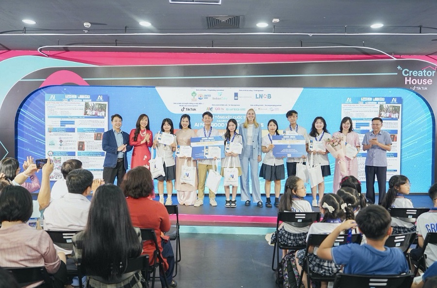 Ban Tổ chức trao giải Nhất THPT Ban Tổ chức trao giải Nhất THPT