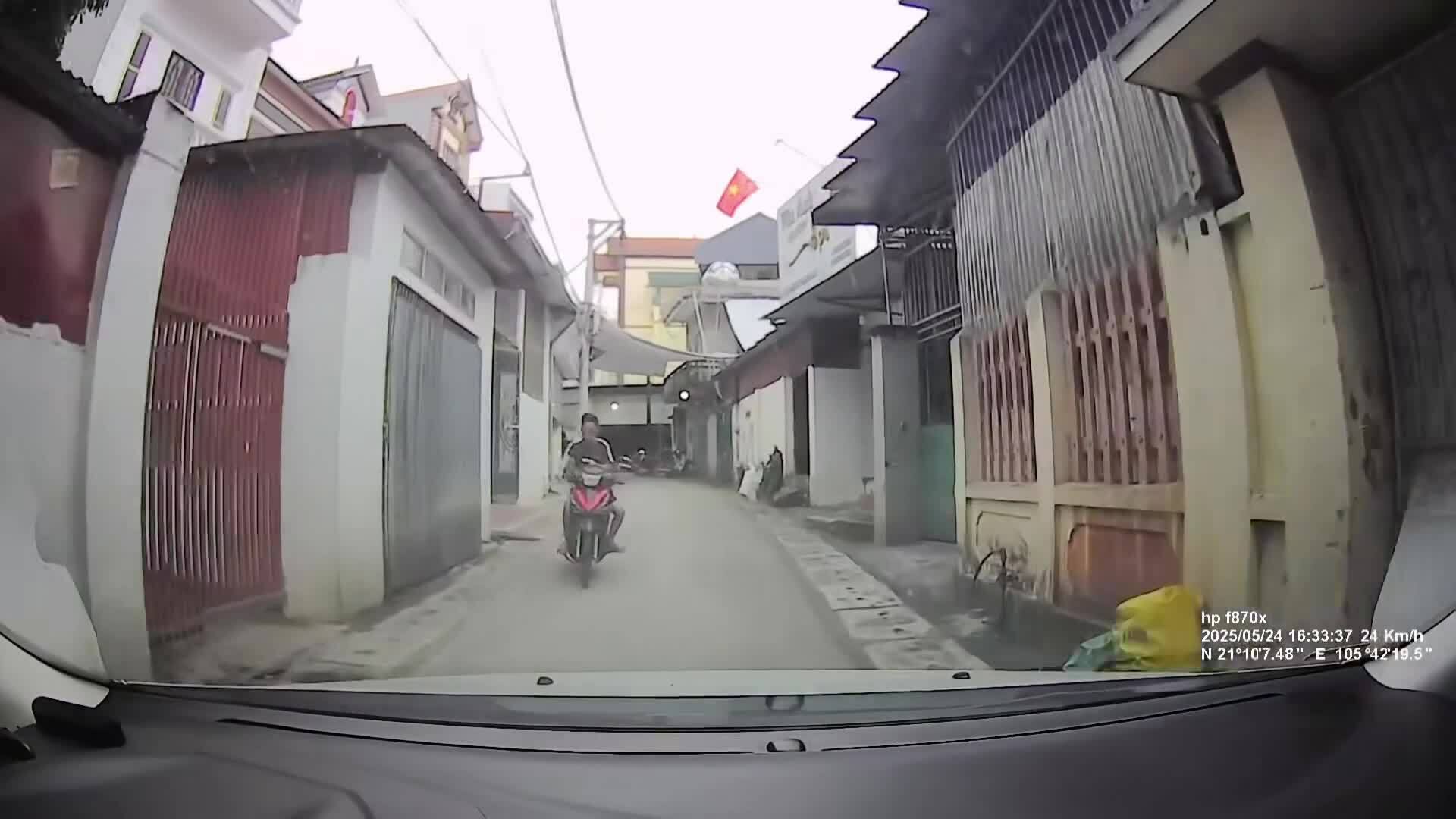 Nhìn điện thoại không nhìn đường người đi xe máy lao đầu vào ôtô 